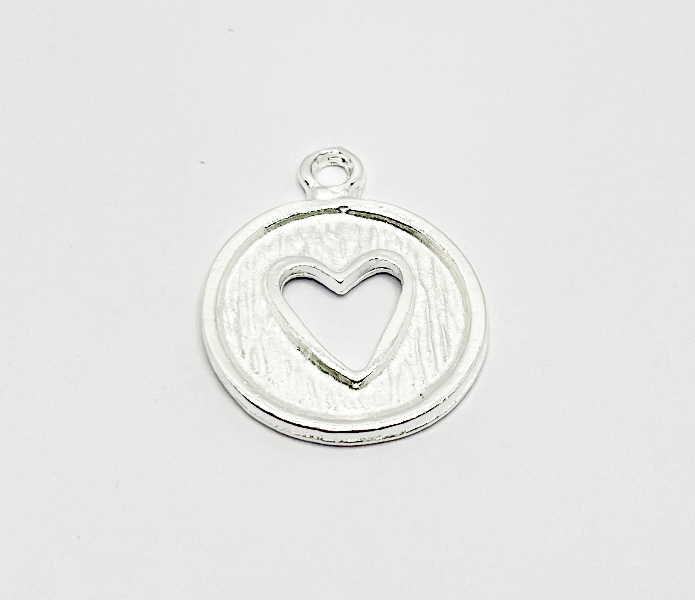 Circulo Plateado con Corazón 26mm